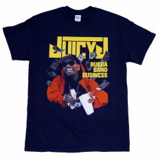 <img class='new_mark_img1' src='https://img.shop-pro.jp/img/new/icons30.gif' style='border:none;display:inline;margin:0px;padding:0px;width:auto;' />JUICY J "RUBBA BAND" Tシャツ / ネイビー