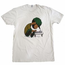 <img class='new_mark_img1' src='https://img.shop-pro.jp/img/new/icons58.gif' style='border:none;display:inline;margin:0px;padding:0px;width:auto;' />J Dilla "Maestro" Tシャツ / タン