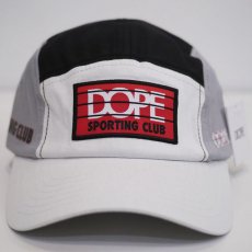 <img class='new_mark_img1' src='https://img.shop-pro.jp/img/new/icons21.gif' style='border:none;display:inline;margin:0px;padding:0px;width:auto;' />DOPE "Sporting Club" キャンパーキャップ / ホワイト