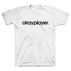 <img class='new_mark_img1' src='https://img.shop-pro.jp/img/new/icons6.gif' style='border:none;display:inline;margin:0px;padding:0px;width:auto;' />Okayplayer "ロゴ" Tシャツ / ホワイト