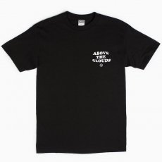<img class='new_mark_img1' src='https://img.shop-pro.jp/img/new/icons30.gif' style='border:none;display:inline;margin:0px;padding:0px;width:auto;' />Acrylick "ABOVE THE CLOUDS" Tシャツ / ブラック