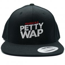 <img class='new_mark_img1' src='https://img.shop-pro.jp/img/new/icons6.gif' style='border:none;display:inline;margin:0px;padding:0px;width:auto;' />Young M.A "Petty Wap"スナップバックキャップ / ブラック