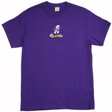 <img class='new_mark_img1' src='https://img.shop-pro.jp/img/new/icons6.gif' style='border:none;display:inline;margin:0px;padding:0px;width:auto;' />The Smokers Club "PURP INVADERS SMURF" Tシャツ/ パープル