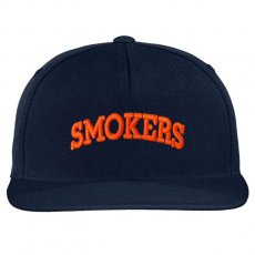 <img class='new_mark_img1' src='https://img.shop-pro.jp/img/new/icons30.gif' style='border:none;display:inline;margin:0px;padding:0px;width:auto;' />The Smokers Club "SMOKERS" スナップバックキャップ / ネイビー