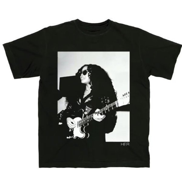 <img class='new_mark_img1' src='https://img.shop-pro.jp/img/new/icons30.gif' style='border:none;display:inline;margin:0px;padding:0px;width:auto;' />H.E.R "GUITAR" Tシャツ / ブラック