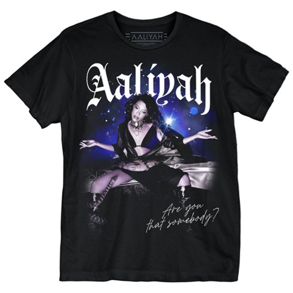 <img class='new_mark_img1' src='https://img.shop-pro.jp/img/new/icons30.gif' style='border:none;display:inline;margin:0px;padding:0px;width:auto;' />Aaliyah "THAT SOMEBODY" Tシャツ / ブラック