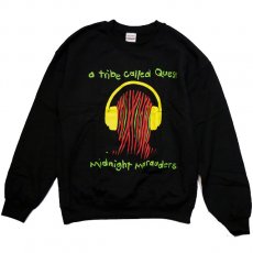<img class='new_mark_img1' src='https://img.shop-pro.jp/img/new/icons30.gif' style='border:none;display:inline;margin:0px;padding:0px;width:auto;' />A Tribe Called Quest "Headphone Marauders" クルーネックスウェットシャツ / ブラック
