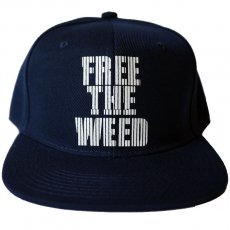 <img class='new_mark_img1' src='https://img.shop-pro.jp/img/new/icons6.gif' style='border:none;display:inline;margin:0px;padding:0px;width:auto;' />The High Rise "Free The Weed" スナップバックキャップ / ネイビー
