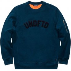 <img class='new_mark_img1' src='https://img.shop-pro.jp/img/new/icons21.gif' style='border:none;display:inline;margin:0px;padding:0px;width:auto;' />Undefeated "FLIGHT" クルーネックスウェット / ハーバーブルー