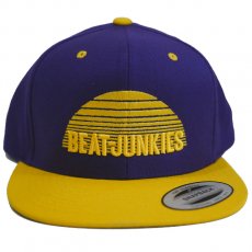 <img class='new_mark_img1' src='https://img.shop-pro.jp/img/new/icons6.gif' style='border:none;display:inline;margin:0px;padding:0px;width:auto;' />Beat Junkies "West Lakers" スナップバックキャップ / パープル x イエロー