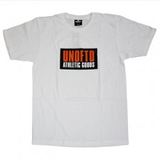 <img class='new_mark_img1' src='https://img.shop-pro.jp/img/new/icons6.gif' style='border:none;display:inline;margin:0px;padding:0px;width:auto;' />Undefeated "ATHLETIC GOODS"  Tシャツ / ホワイト