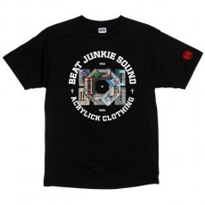 <img class='new_mark_img1' src='https://img.shop-pro.jp/img/new/icons30.gif' style='border:none;display:inline;margin:0px;padding:0px;width:auto;' />Acrylick x Beat Junkies "REINVENT" Tシャツ / ブラック
