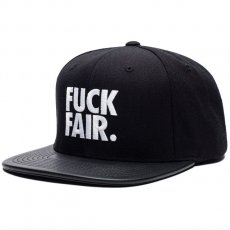 <img class='new_mark_img1' src='https://img.shop-pro.jp/img/new/icons6.gif' style='border:none;display:inline;margin:0px;padding:0px;width:auto;' />Undefeated "FUCK FAIR" スナップバックキャップ / ブラック
