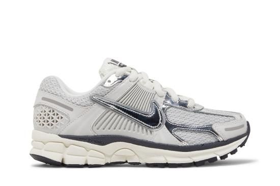 【Nike】ズームボメロ5メタリックシルバー zoom vomero 5 Wmns Air Zoom Vomero 5 'Photon Dust Metallic Silver' - NBA