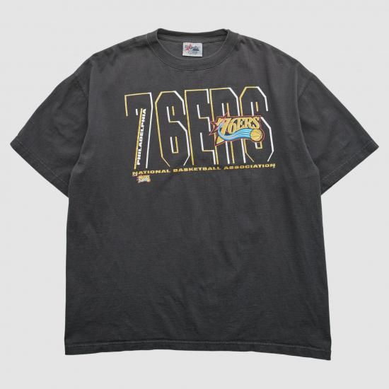 フィラデルフィアセブンティシクサーズ マジェスティック 90s Tシャツ - ブラック - 2XL  イメージ1
