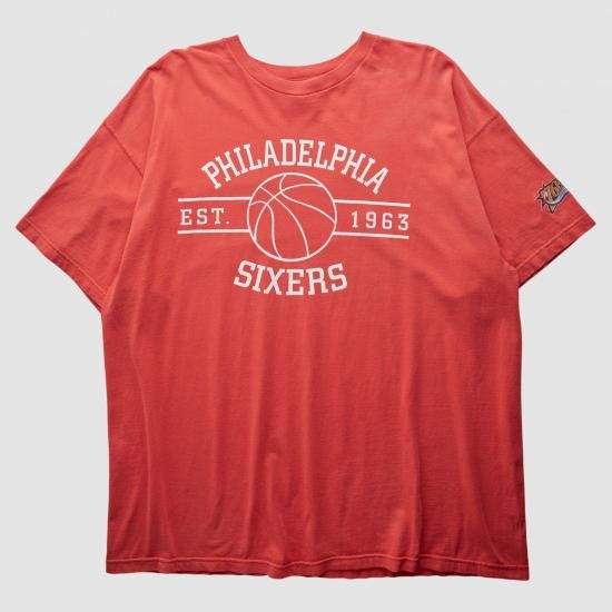 フィラデルフィアセブンティシクサーズ 2000s Tシャツ - レッド - 3XL バイ ファナティ イメージ1
