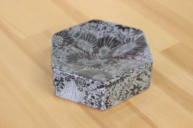 ARABIA - ご予約品 Heini Riitahuhta ヘキサゴンディッシュ Heini Riitahuhta】 ヘキサゴンディッシュ 深緑/花柄・アラビア