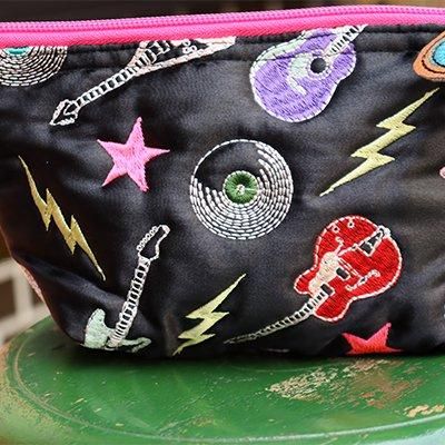 uloco ウエストポーチ　刺繍いちご柄　新品（週末限定お値下げ） 合皮スクエアフラットポーチ イチゴ柄 11×11cm ［色柄指定不可