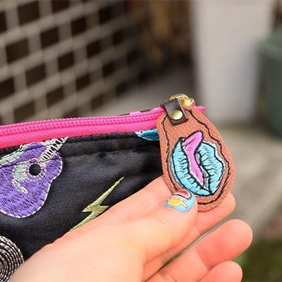 uloco ウエストポーチ　刺繍いちご柄　新品（週末限定お値下げ） 合皮スクエアフラットポーチ イチゴ柄 11×11cm ［色柄指定不可