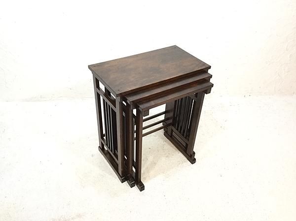 英国アンティーク木製ネストテーブル3台/収納式机/飾り棚/花台(89-81) 英国アンティーク木製ネストテーブル3台/収納式机/サイド