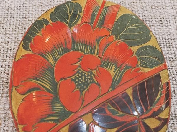 古い陶器の帯留牡丹