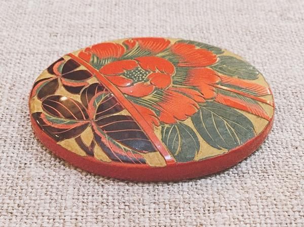 古い陶器の帯留牡丹