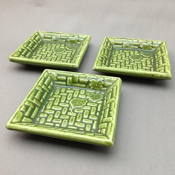 古物淡い緑色の彫刻模様の陶器平皿 ヨ41 銅緑釉 線刻八角洋皿 - 益子焼の小さな窯元「よしざわ窯