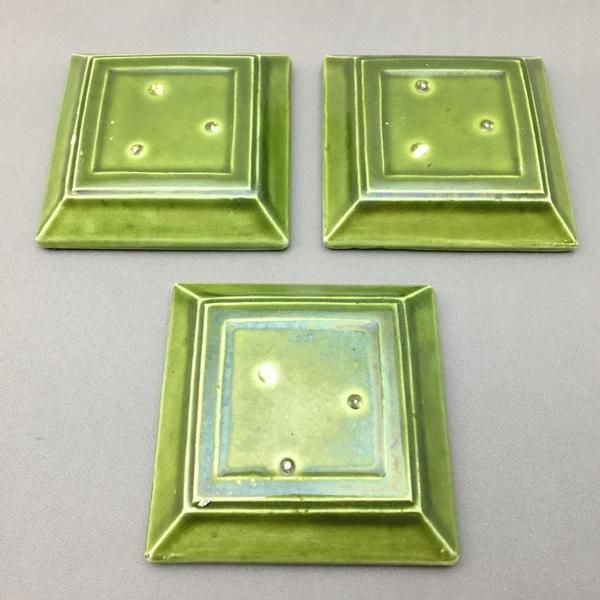 古物淡い緑色の彫刻模様の陶器平皿 希少 手描き 緑釉 豆皿 7.5×7.5×1cm
