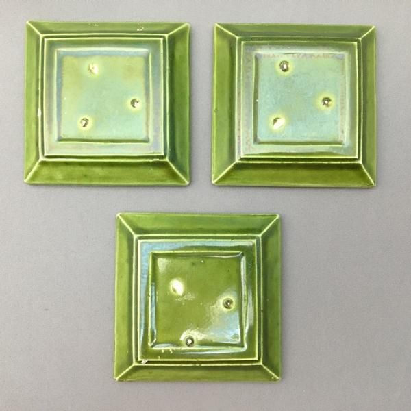 古物淡い緑色の彫刻模様の陶器平皿 古物淡い緑色の彫刻模様の陶器平皿