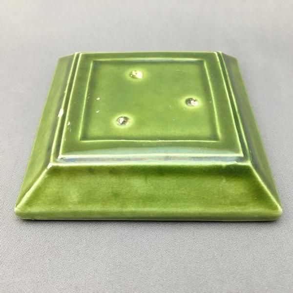 古物淡い緑色の彫刻模様の陶器平皿 古物淡い緑色の彫刻模様の陶器平皿