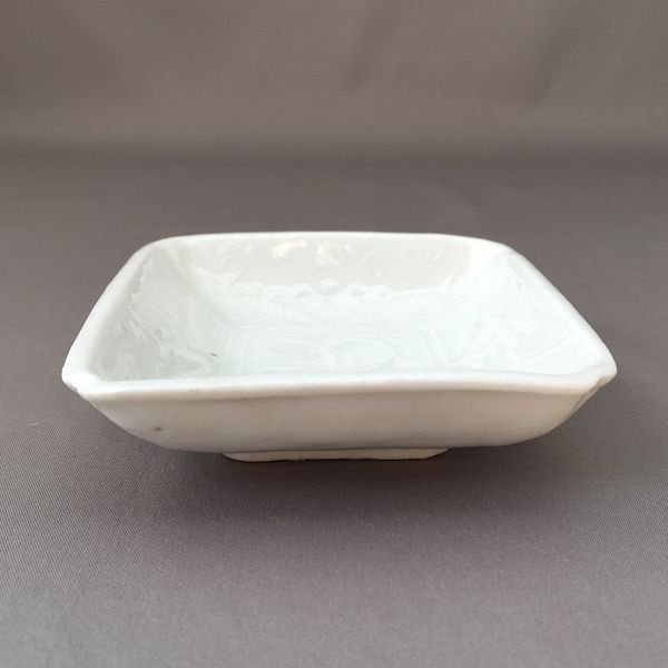 白磁角豆皿 - 骨董・アンティーク・ヴィンテージの家具・食器・雑貨 