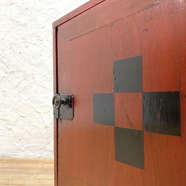 昭和時代の杉製小箪笥｜扉が印象的｜隠し引き出し付き