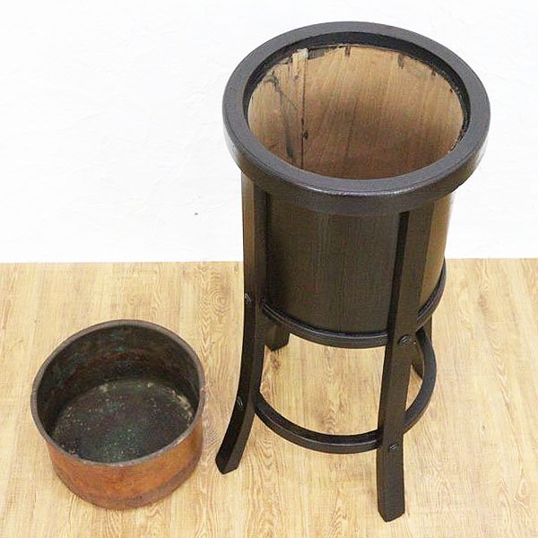 脚付き陶製火鉢
