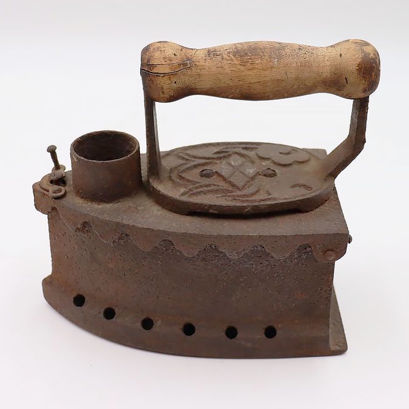 鉄製 炭火アイロン 昔の道具 民具 日本製 明治・大正 懐かしい アンティーク 骨董 かわいい（菱紋）