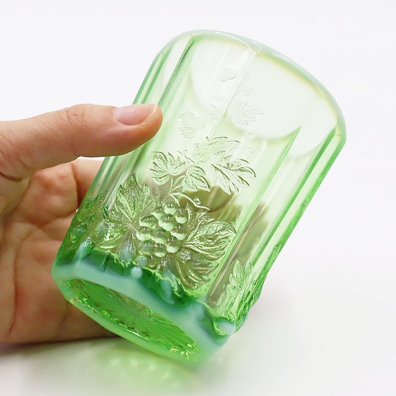 緑ガラス グリーン コップ グラス 型押し プレスガラス 大正・昭和 和ガラス アンティーク ヴィンテージ 骨董 日本製