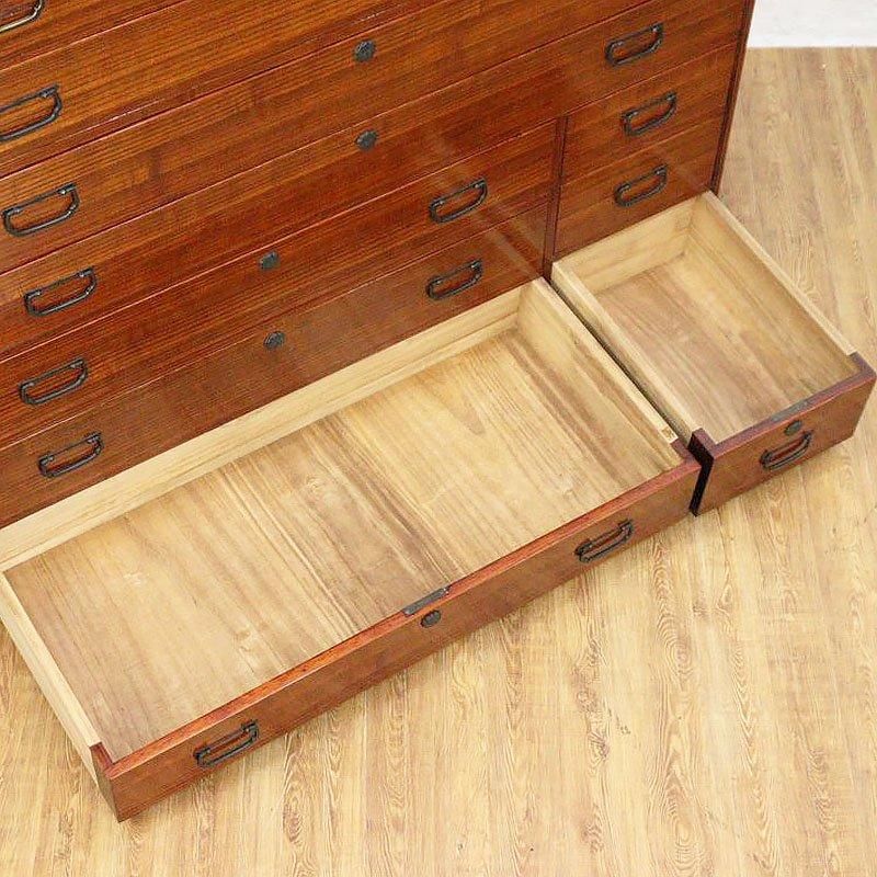 桐の箪笥｜たとう紙収納 引出し繊細な木目