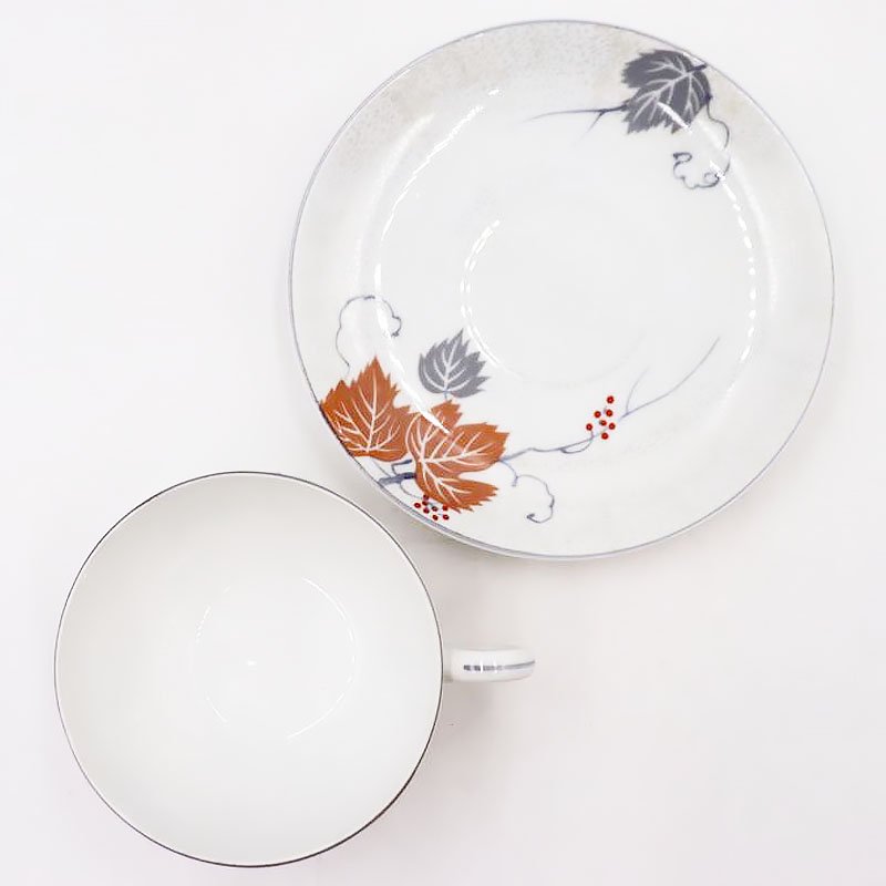 オールドノリタケ NORITAKE ティー カップ＆ソーサー ラスター彩 淡色 洋食器 上品 大正 アンティーク クラシック（蔦・植物・赤い実） -  京都の骨董・アンティーク・ヴィンテージの家具・食器・雑貨｜antique blue Parrot KYOTO