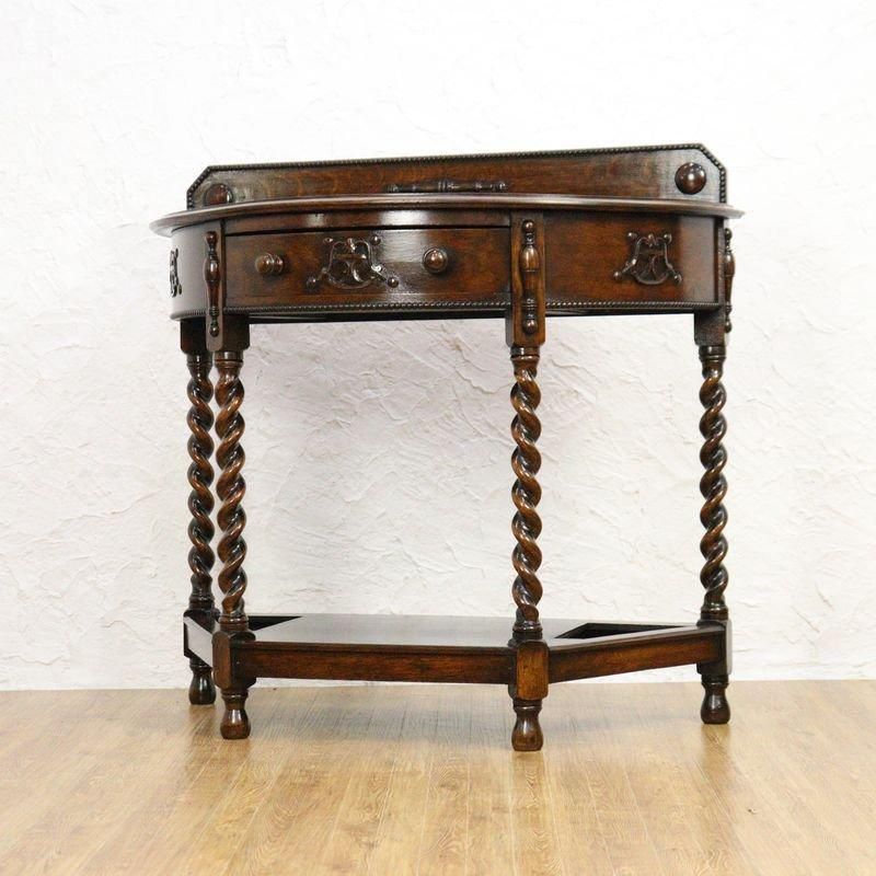 半円　コンソールテーブル　アンティーク　美品　最安値 英国のアンティークのおしゃれな飾り棚、半円型の棚付き