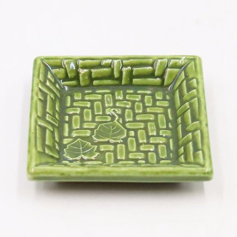 古物淡い緑色の彫刻模様の陶器平皿 希少 手描き 緑釉 豆皿 7.5×7.5×1cm