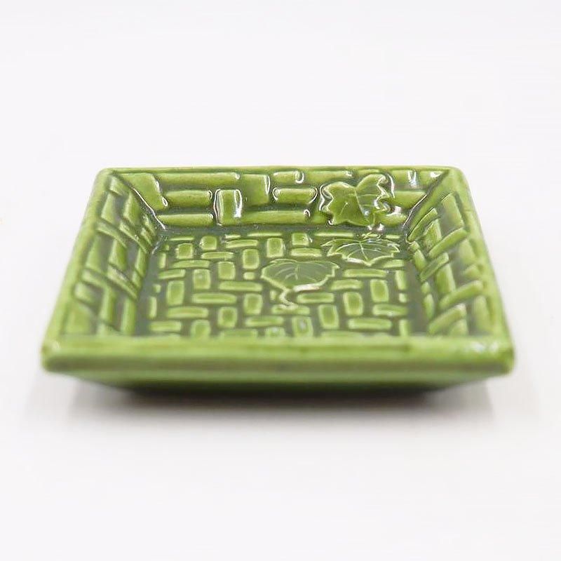 古物淡い緑色の彫刻模様の陶器平皿 5号皿 古九谷色絵壺花鳥図 15cm（緑）青郊窯 M.STYLE ミヤザキ