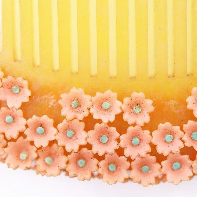 朱色が鮮やかに彩る骨董櫛をネックレスに！櫛の丸みがかわいい一品 朱色が鮮やかに彩る骨董櫛をネックレスに！櫛の丸みがかわいい一品