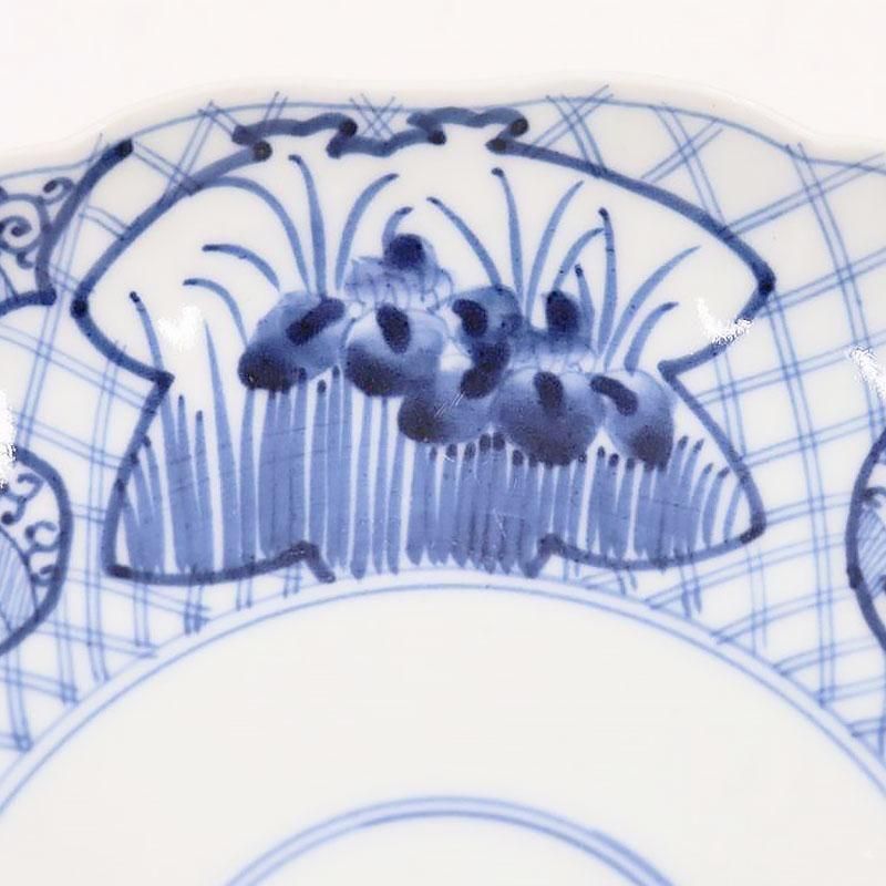 染付中皿菖蒲宝づくし直径22cm