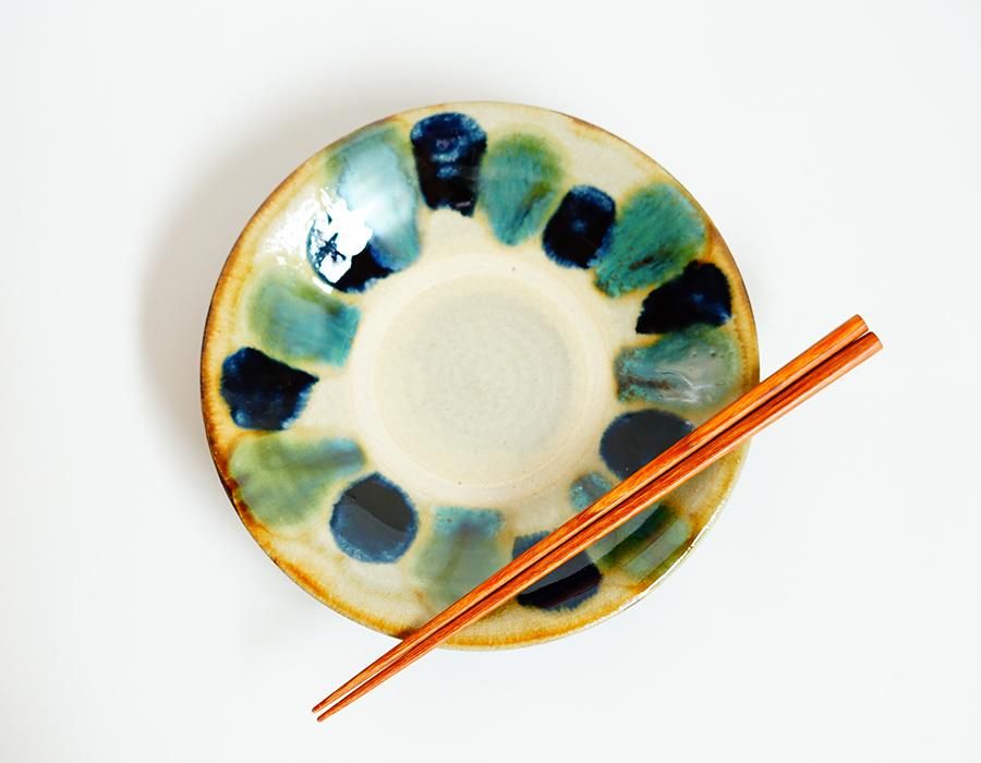 やちむん工房 田村窯 の6寸皿 点打 緑・呉須 | うつわと灯り threetone