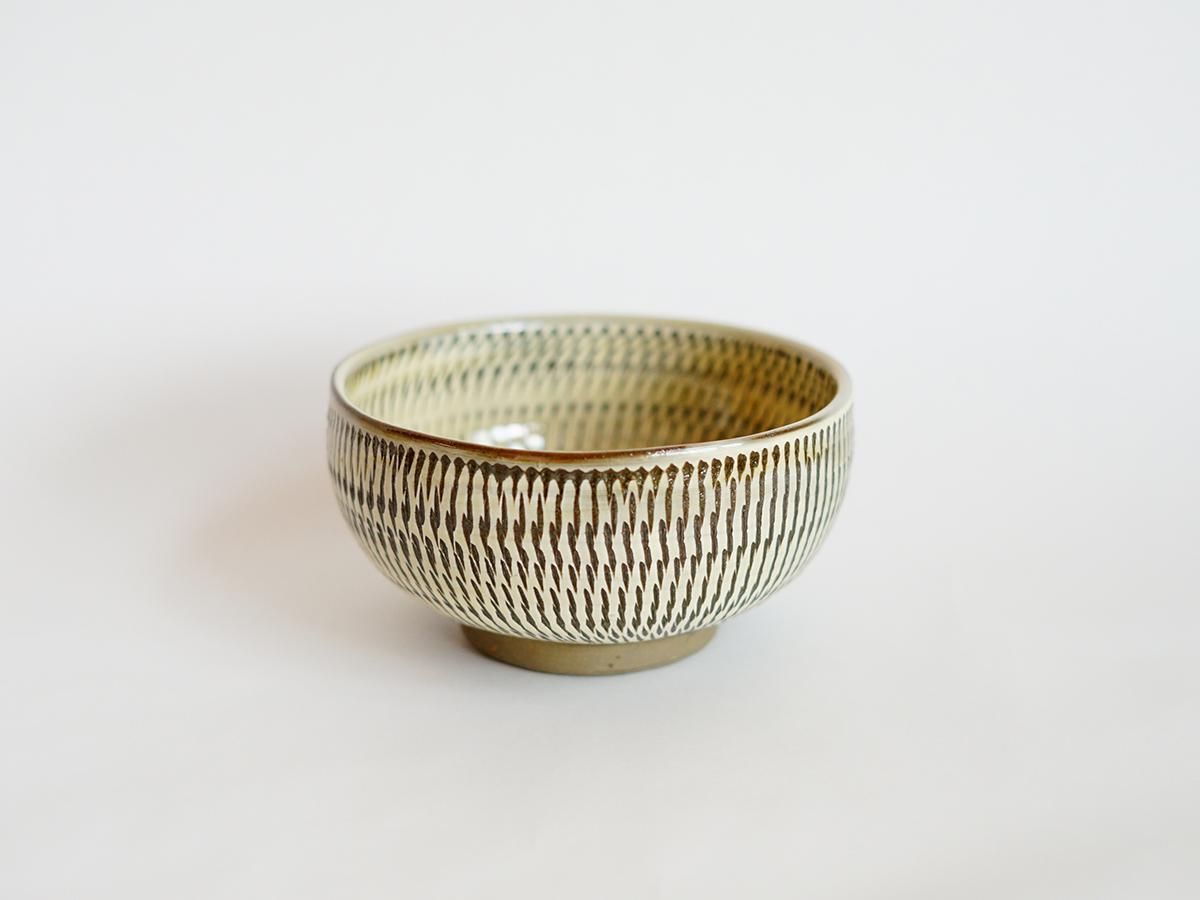 やちむん工房 田村窯の7寸皿 イッチン 波線 | うつわと灯り threetone