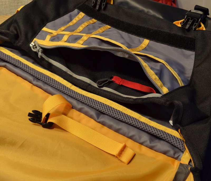 MOUNTAINHARDWEAR マウンテンハードウェア＞Hilo Messenger Bag - 中古