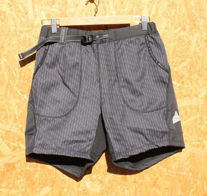 and wander アンドワンダー＞ double jacquard knit short pants