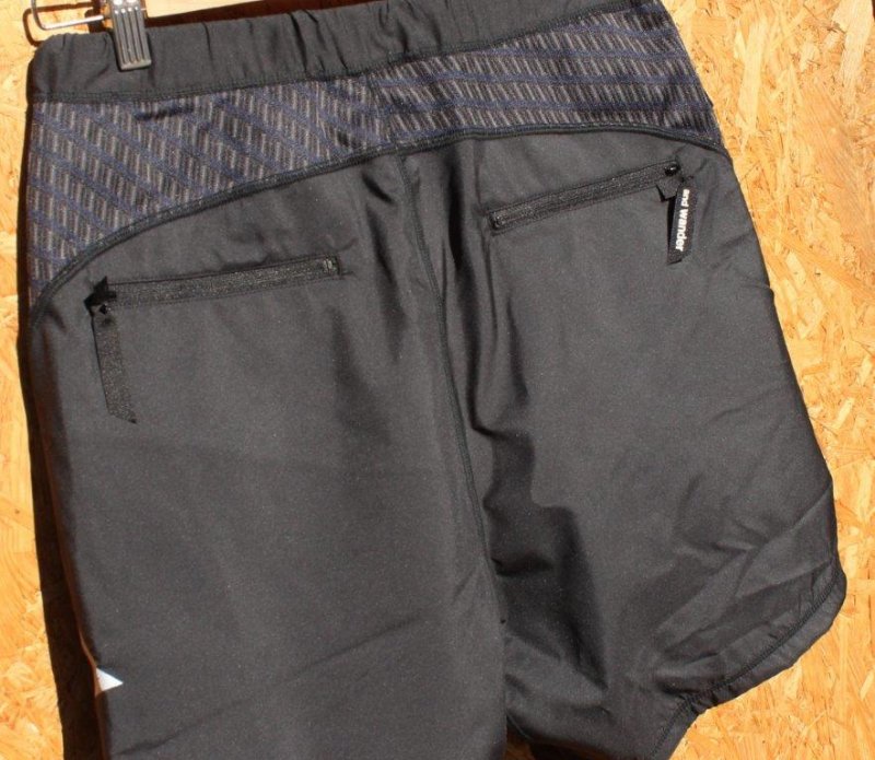 and wander アンドワンダー＞ double jacquard knit short pants