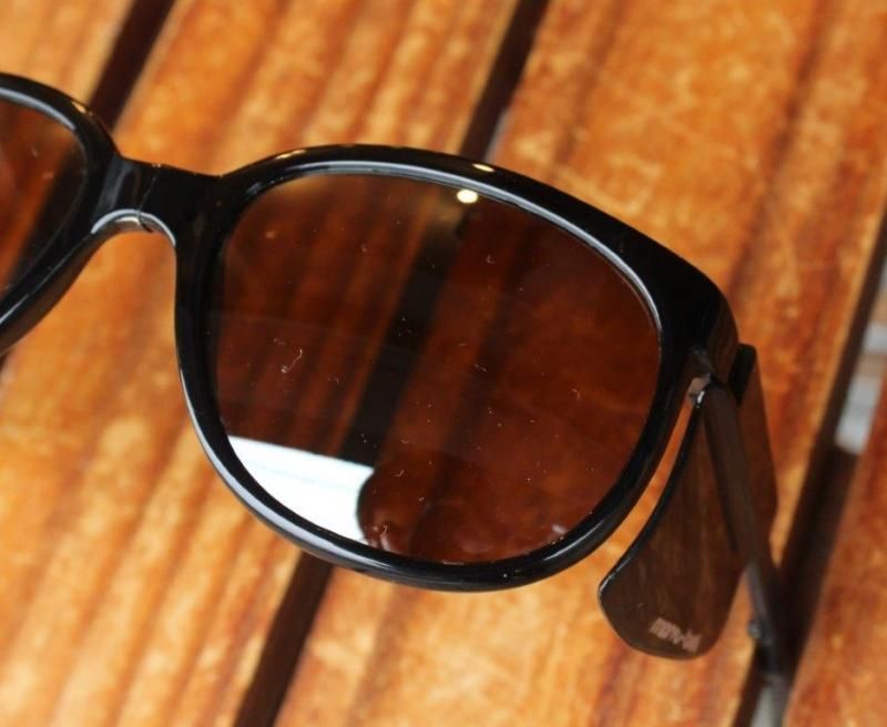 美品モンベルの折り畳み式サングラス モンベル ｜ 独自の折り畳み構造で軽量コンパクト性に優れる