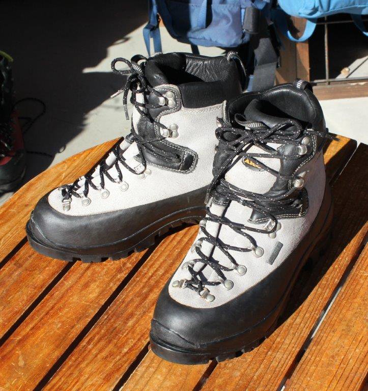 アウトドア登山靴ブランドAKU ルーマニア製　登山靴　トレッキング