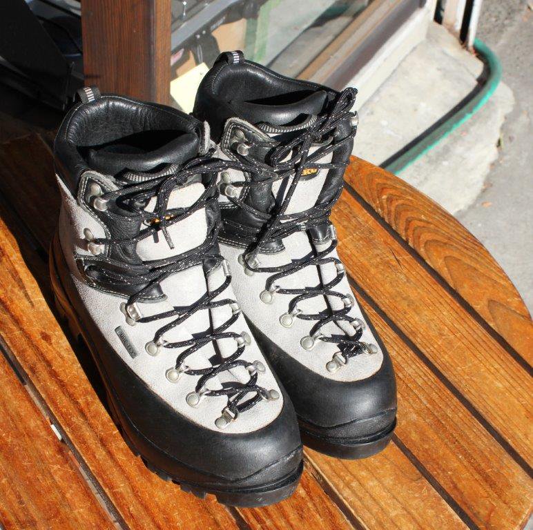 登山靴 AKU アルデラミッド 24.5 - 登山用品